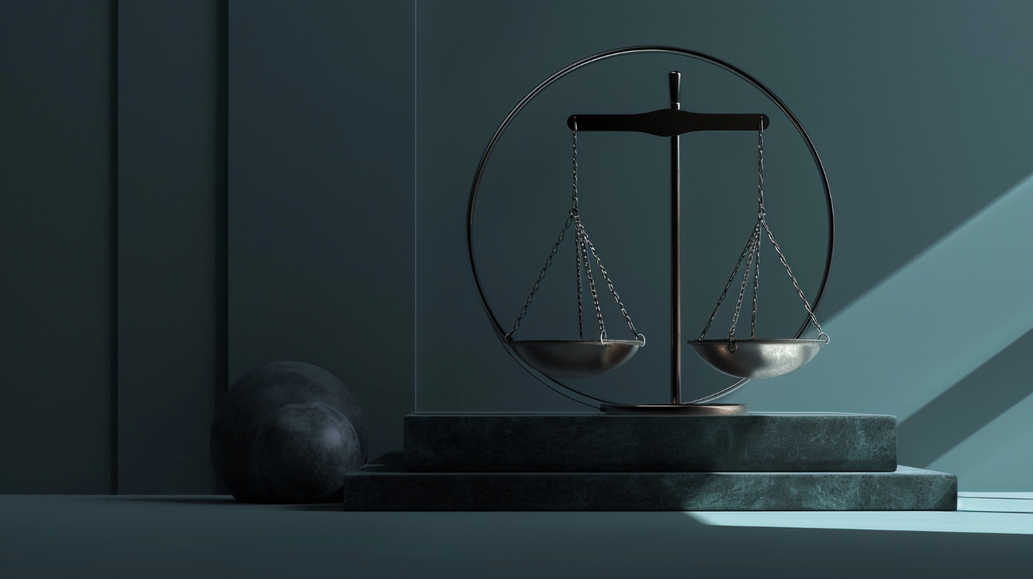 میان آنان داوری کن، یا از آنان روی برگردان